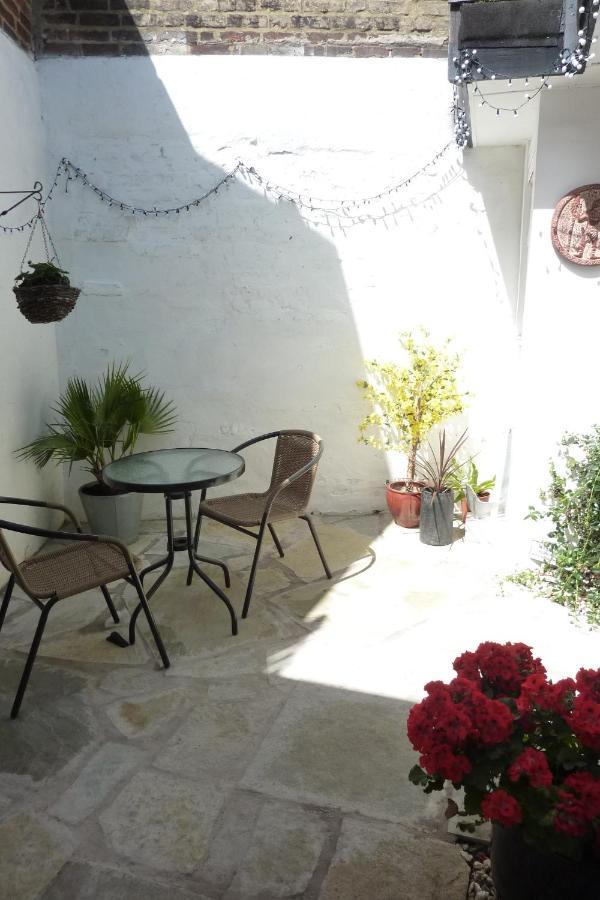 A Wonderful Place In The Hub Of The City, Yet On The Edge Of The Countryside Солсбъри Екстериор снимка